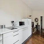 Chic Apartment Near Arc De Triomphe