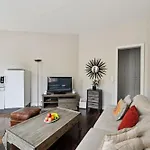 Chic Apartment Near Arc De Triomphe