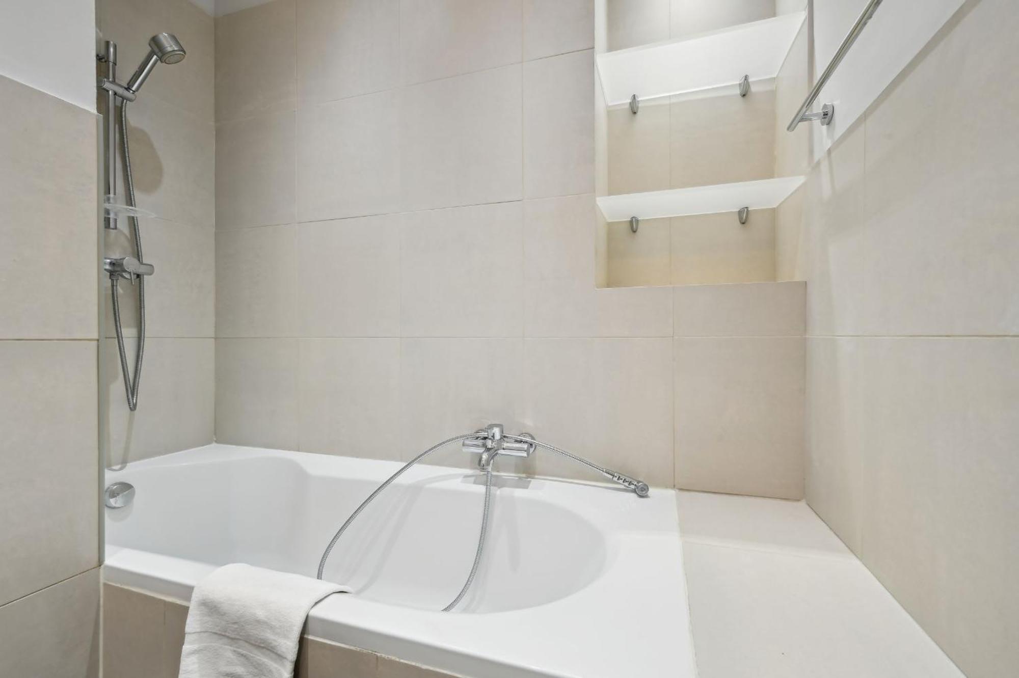 Chic Apartment Near Arc De Triomphe Apartment *