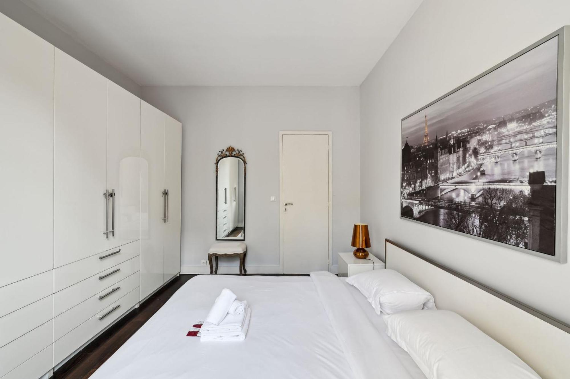 Chic Apartment Near Arc De Triomphe * Paris